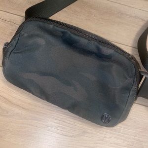 Lululemon Everywhere belt bag. Eeuc. Camo